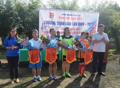 Trao 8 loa di động phục vụ sinh hoạt chi đoàn